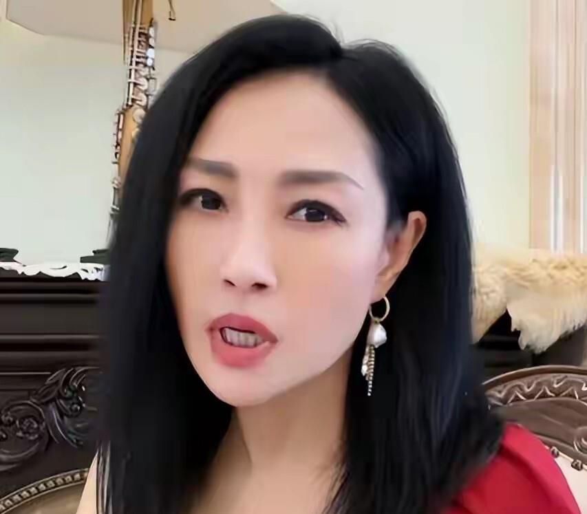 55岁那年，疫情让香港影视圈全面停摆，杨玉梅窝在家里没戏拍，连收入都断了