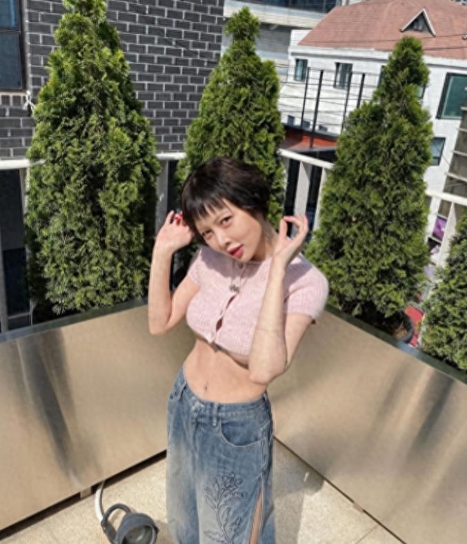 女明星着装暴露争议_金泫雅时尚自由批评_女明星脱了内裤图片