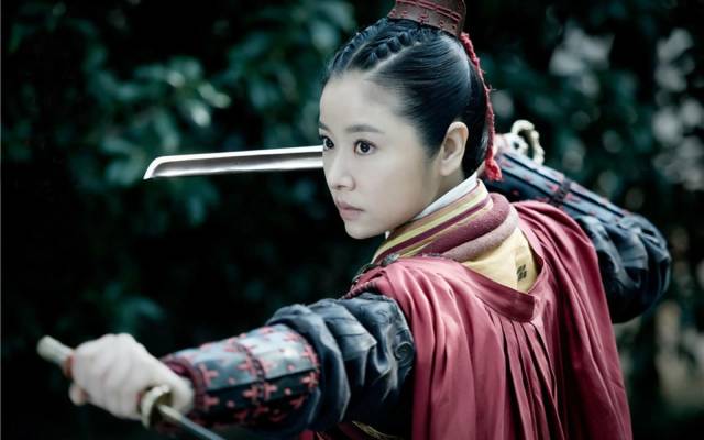 古装剧女将军_女明星穿铠甲_女明星穿盔甲